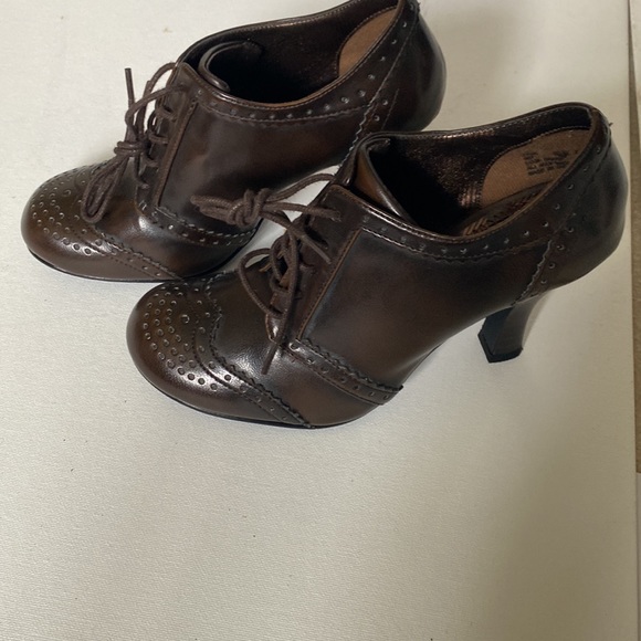 NWT Bongo Brown “Look Sharp” Stacked Heel Pumps - Picture 3 of 7